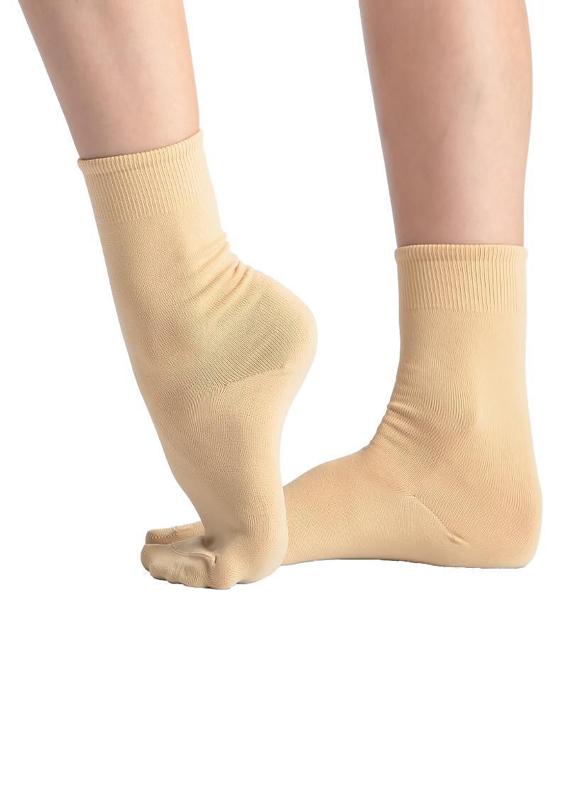 Socks, Cora